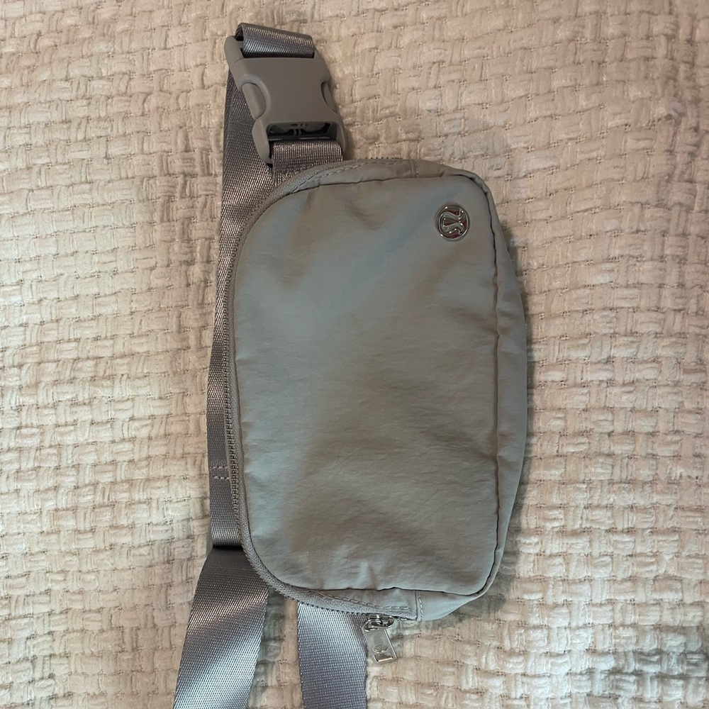Great condition lululemon go everywhere belt bag- Sliver Drop